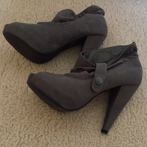 Size 6 and 4 inches high heels - Picture 3 of 3